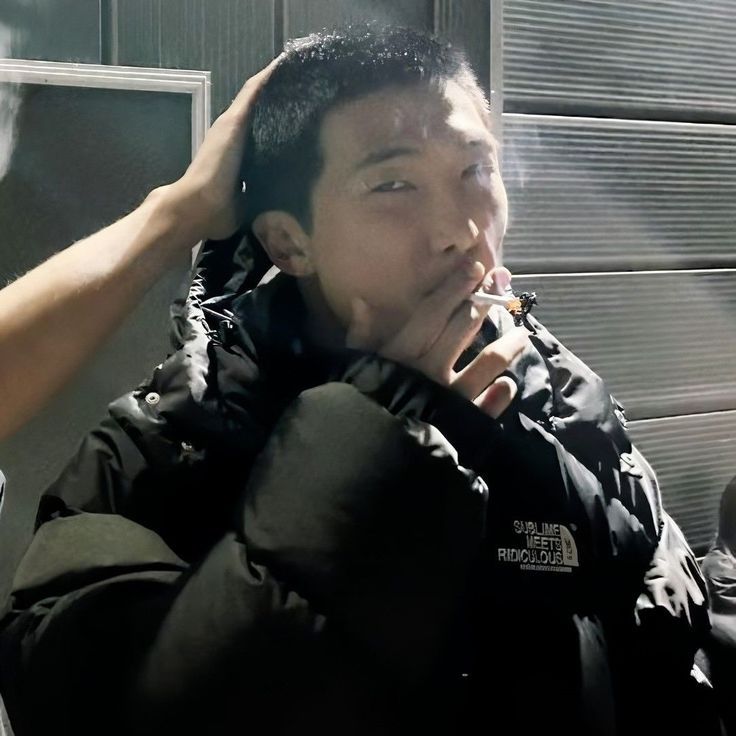 foi levantado novamente a pauta de que o namjoon homem coreano forte empoderado e adulto fuma pois então teremos que reviver essas foto deliciosa novamente para incomodar alguns !