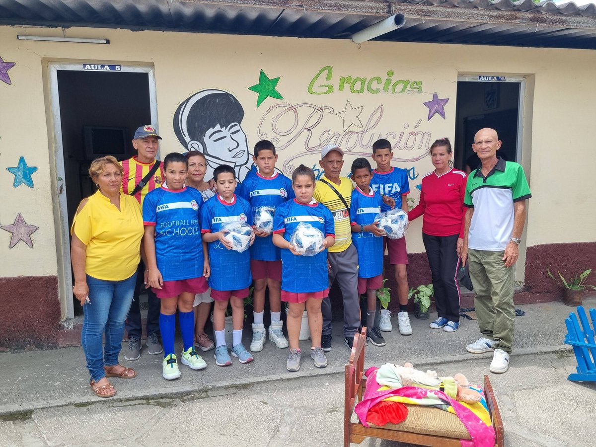 EsterisFrancis's tweet photo. #CubaNoEstáSola, se entrega material deportivo para instituciones educativas de la enseñanza especial del municipio Contramaestre de #SantiagodeCuba para el proyecto Footbol for School de la #FIFA. Gracias por la solidaridad https://t.co/kqXn0CxsgN