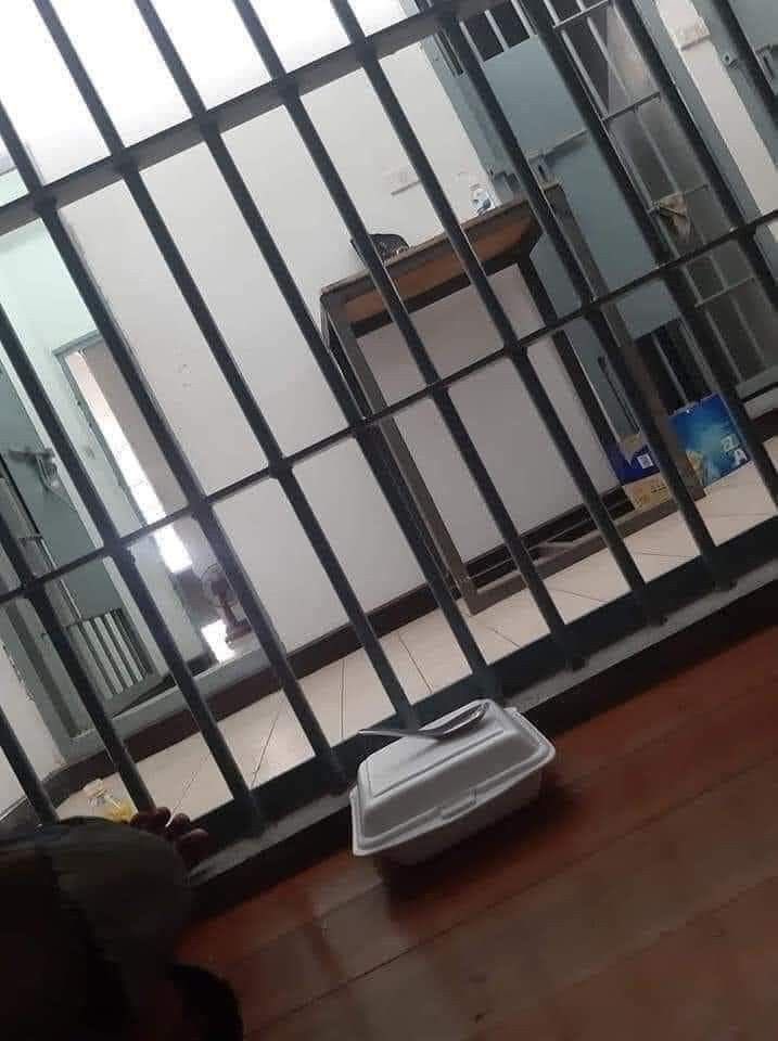 ตำรวจลงยายทั้งป๊าทั้งม๊าเลยจ้ะ เอาลูกเค้าไปอยู่วัด ให้เงินรายเดือนมาเลี้ยงหลาน ยายเอาไปเล่นไพ่ป๊อก