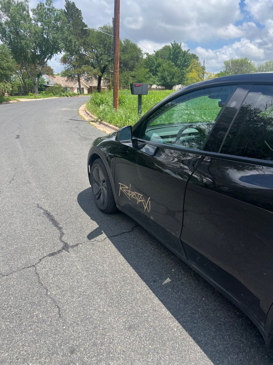 ChaseRan's tweet photo. First unsupervised Tesla Robotaxi ride in ATX was a success! Synced Spotify and was jamming on the way home. 🤠🙌 https://t.co/XyEIUv22gC