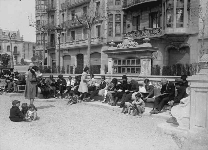 historiesdebcn's tweet photo. Cinc curiositats històriques que podeu trobar al llibre "Històries de Barcelona" 🧵 #FIL ⤵️

 1⃣  Els desapareguts bancs biblioteca del passeig de Sant Joan. Un servei de lectura popular a l'aire lliure, amb prèstec de llibres. https://t.co/z1HP6dkgrc