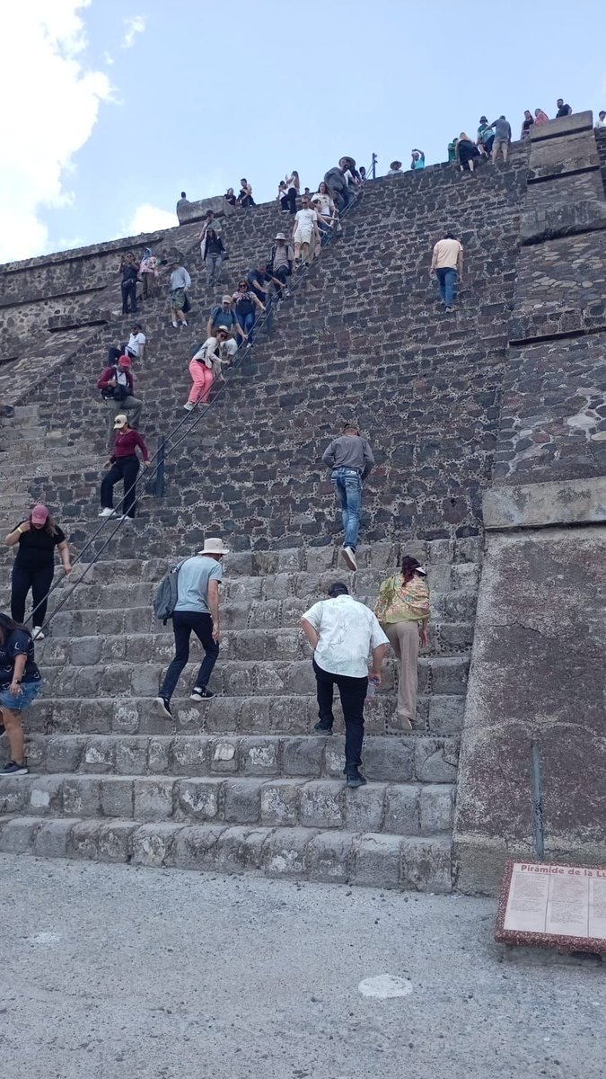 mexicotimes's tweet image. #Now
#Teotihuacan has reopened normally as of today with thousands of visitors. Pyramid of the Moon is open and people are climbing it after a solitary one-of-a-kind never-before-seen attack. Photo of today at the Pyramid the Moon.