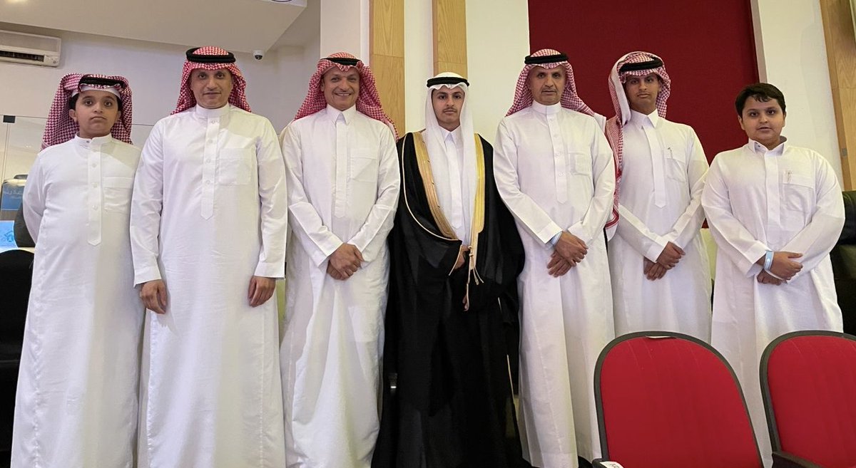 abdulforgiving's tweet photo. أحتفل الإبن سلطان … ابن شقيقي اللواء / عبدالقادر وزملائه في مدارس #الخوارزمي بتخرجهم من الثانوية العامة . الحفل الذي أقيم مساء اليوم في #جامعة_اليمامة بمدينة الرياض  شهد العديد من الفقرات والكلمات وشارك الإبن سلطان في  #العرضة_السعودية التي أداها مع مجموعة من زملائه على مسرح الجامعة ، كما تلقوا تكريم إدارة المدرسة ، مبروك للإبن سلطان والتهنئة موصولة لوالديه ولنا جميعاً ، وعقبال الشهادات العليا يابطل .