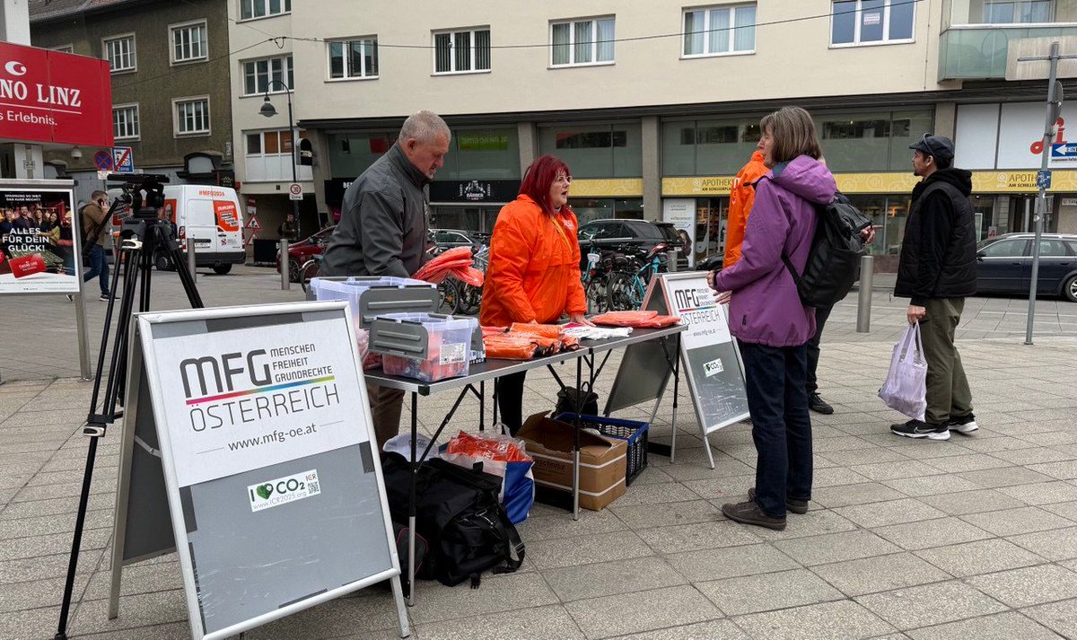 mfg_oesterreich's tweet image. 🧡 Politik darf nicht nur reden, sie muss auch handeln.
Gemeinsam mit der #Kupfermuckn konnten wir in Linz über 100 bedürftige Menschen zu einem Essen einladen.🧡

🙏Ein großes Danke an alle, die diese Aktion möglich gemacht haben!

👉🏼lese mehr hier: mfg-oe.at/lohnerhoehung-…

#MFG