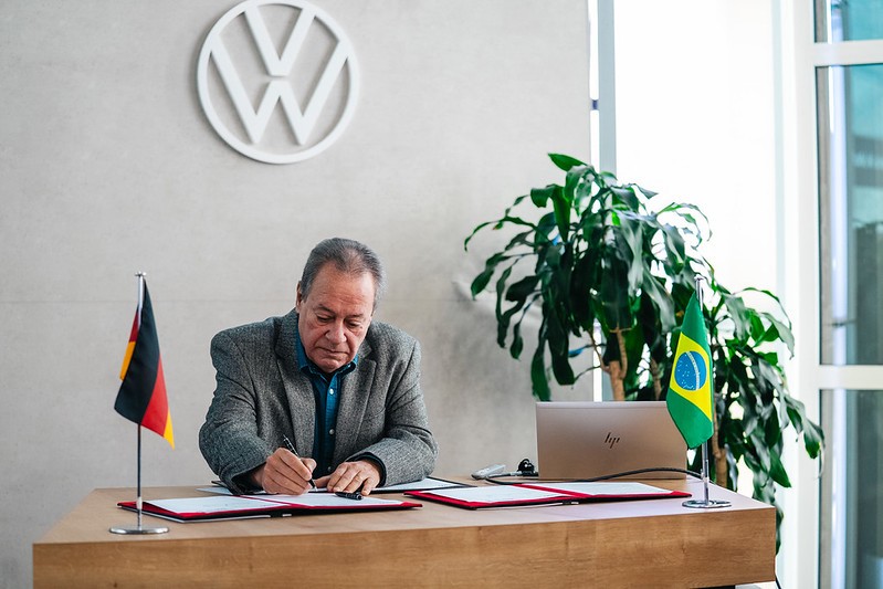 CNI, SENAI e SESI assinam acordo com montadora na Alemanha para formação profissional de indústrias brasileiras glo.bo/h5z383n