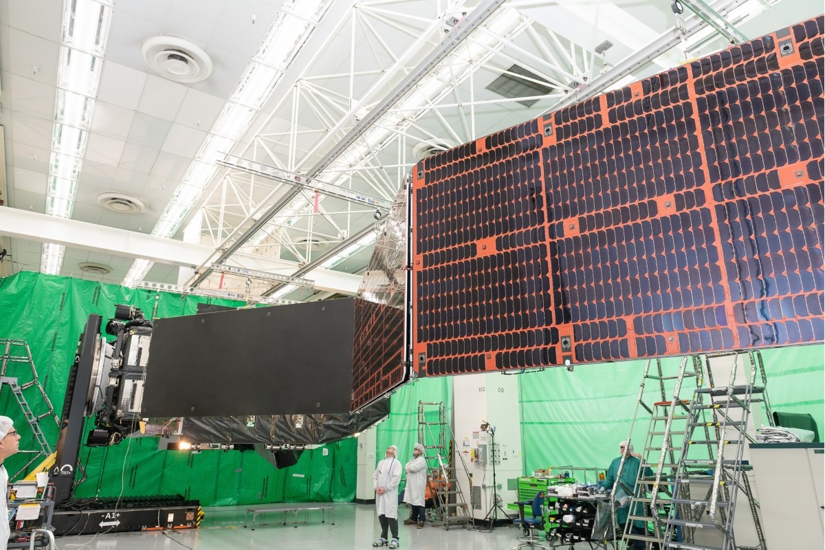 viasat's tweet photo. Most people will never see what goes into building a satellite – the rigor of assembly, pushing every component to its absolute limits, and the final trip to the launch site.

Discover the path to commercial service: 👉 https://t.co/hx9iunb6sc

📸: @Boeing | #ViaSat3 #VS3F3 https://t.co/Aukh2YirTr