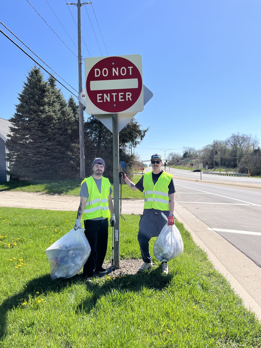 AnguilEnviro's tweet image. Happy Earth Day! 🌍 We're so thankful for gorgeous weather and all the Anguil employees who dedicated some time to helping out Mother Nature today. #environmental #adoptahighway #cleanup #sustainability