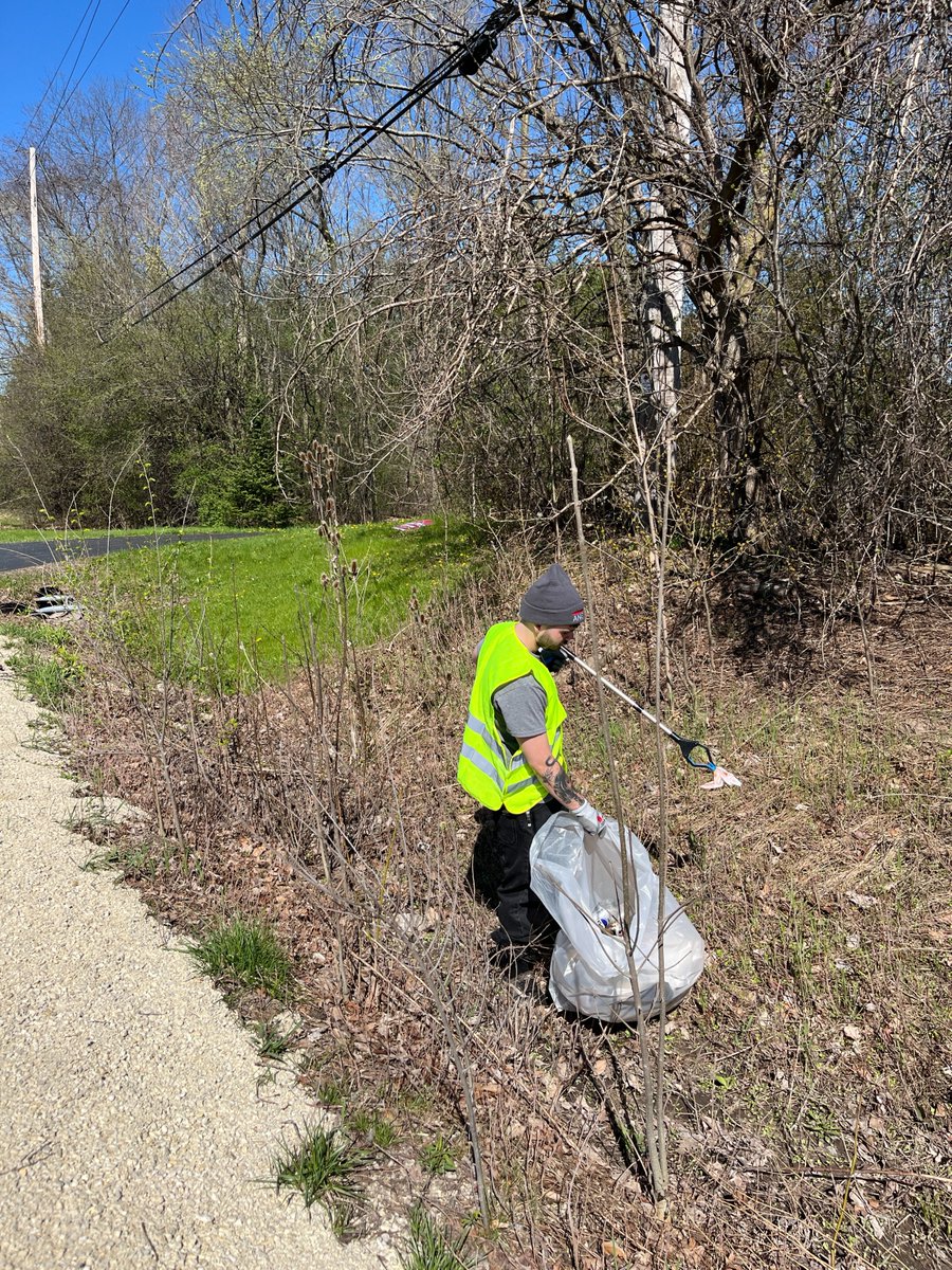 AnguilEnviro's tweet image. Happy Earth Day! 🌍 We're so thankful for gorgeous weather and all the Anguil employees who dedicated some time to helping out Mother Nature today. #environmental #adoptahighway #cleanup #sustainability