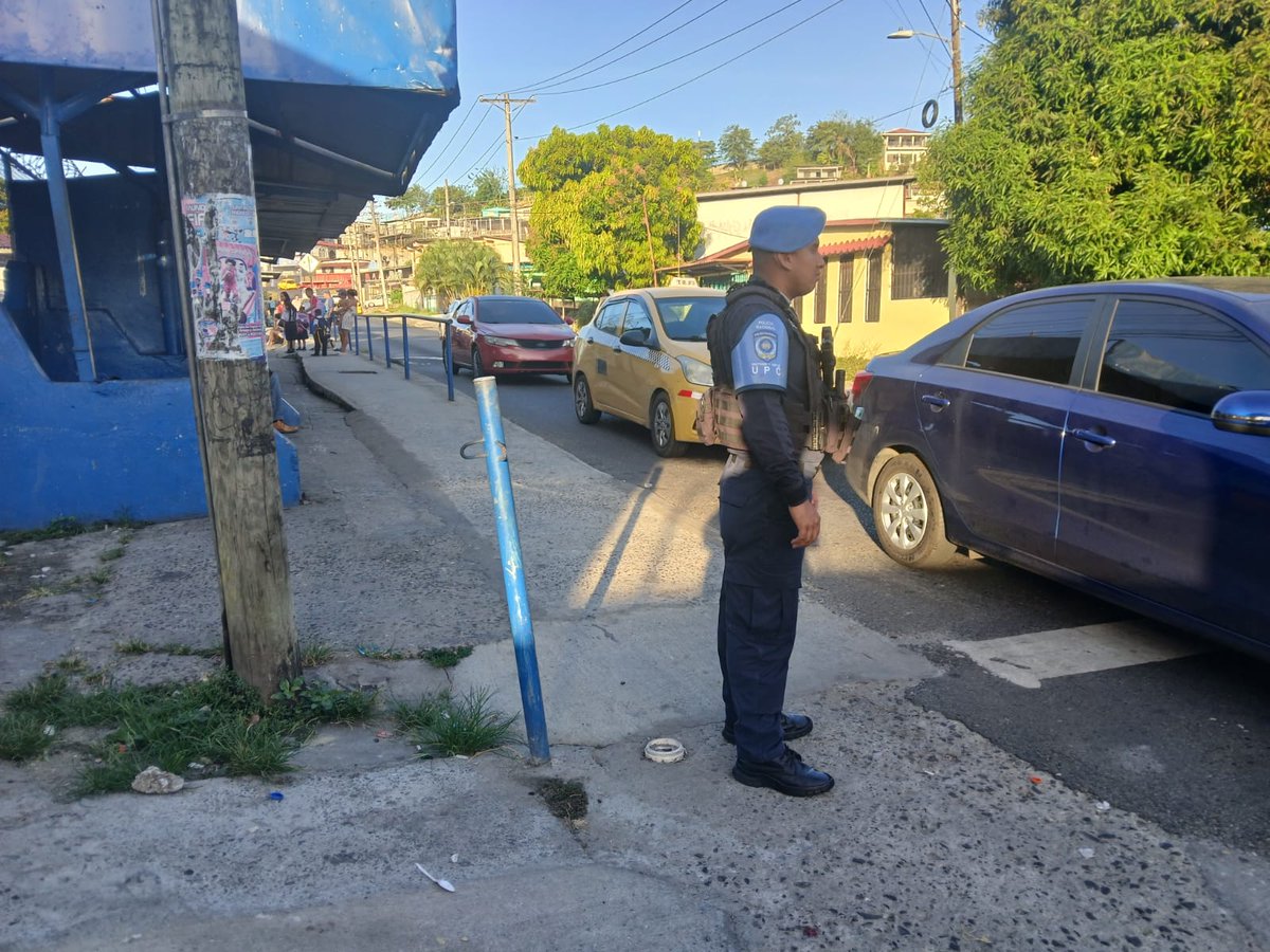 policiadepanama's tweet photo. #Samaria | Continuamos reforzando nuestro compromiso con la comunidad en el dispositivo de #ParadasSeguras, garantizando la seguridad de los residentes y moradores del sector. https://t.co/iZhXWly39R