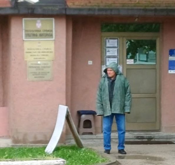 Трећа недеља како стоји испред општине Житорађа...

Само тражи правду за себе и своју породицу! 

Ратни инвалид, болује од епилепсије али принуђен да по киши и ветру чека да се неко смилује и приступи решењу његових проблема. 

А чини се и да полако опада подршка његовој борби.