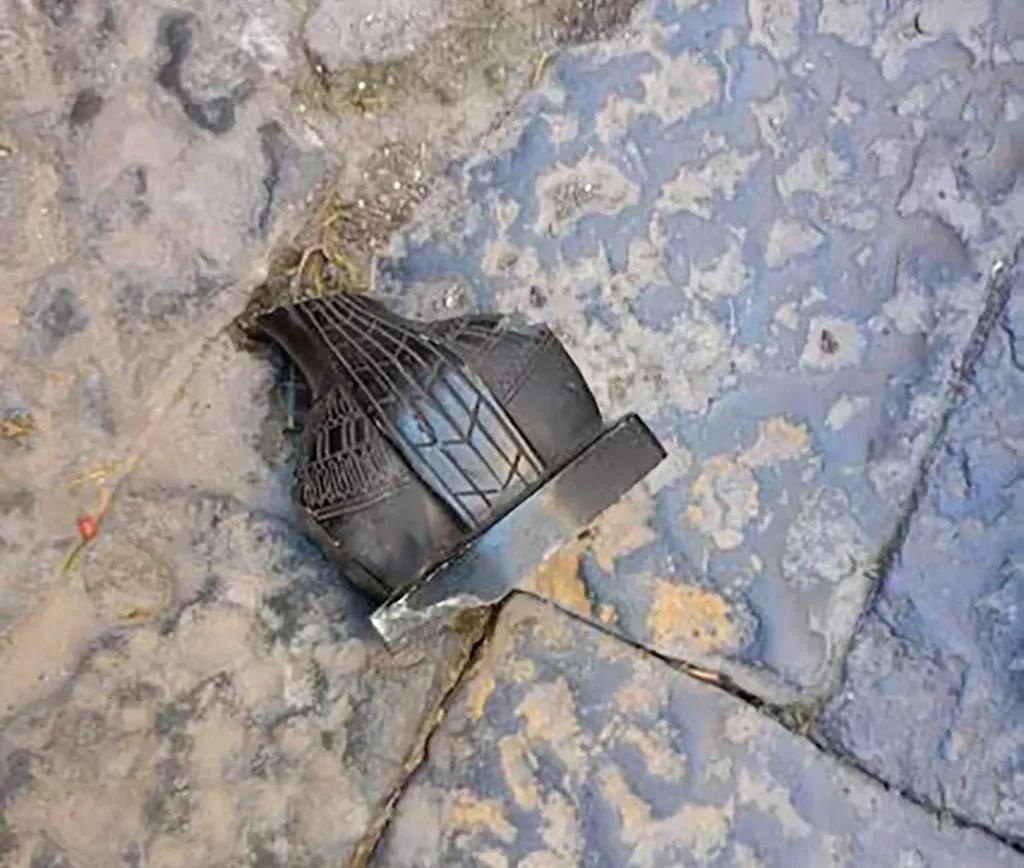 Ian_Collins_03's tweet image. 🇮🇹 A 30-year-old tourist was walking down a street in #Naples with her boyfriend on September 15, 2024, when a heavy statuette was thrown from a balcony and struck her. She was rushed to hospital but died two days later from severe head injuries.

Police say a 13-year-old boy was