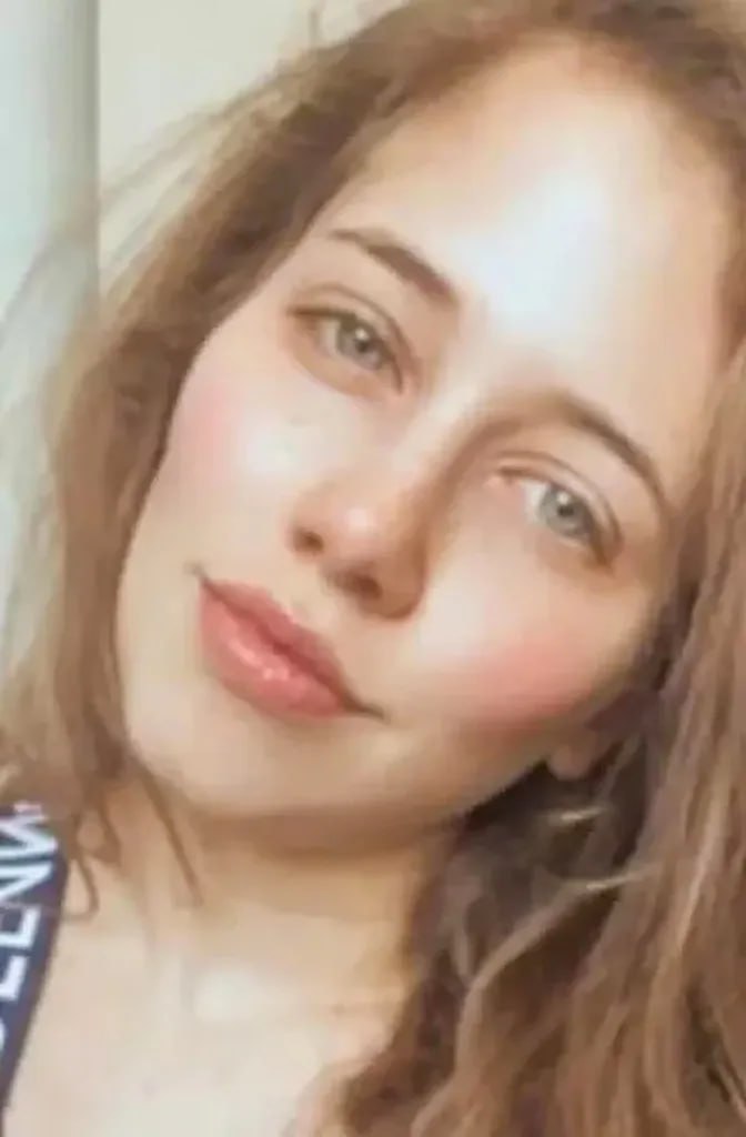 Ian_Collins_03's tweet image. 🇮🇹 A 30-year-old tourist was walking down a street in #Naples with her boyfriend on September 15, 2024, when a heavy statuette was thrown from a balcony and struck her. She was rushed to hospital but died two days later from severe head injuries.

Police say a 13-year-old boy was