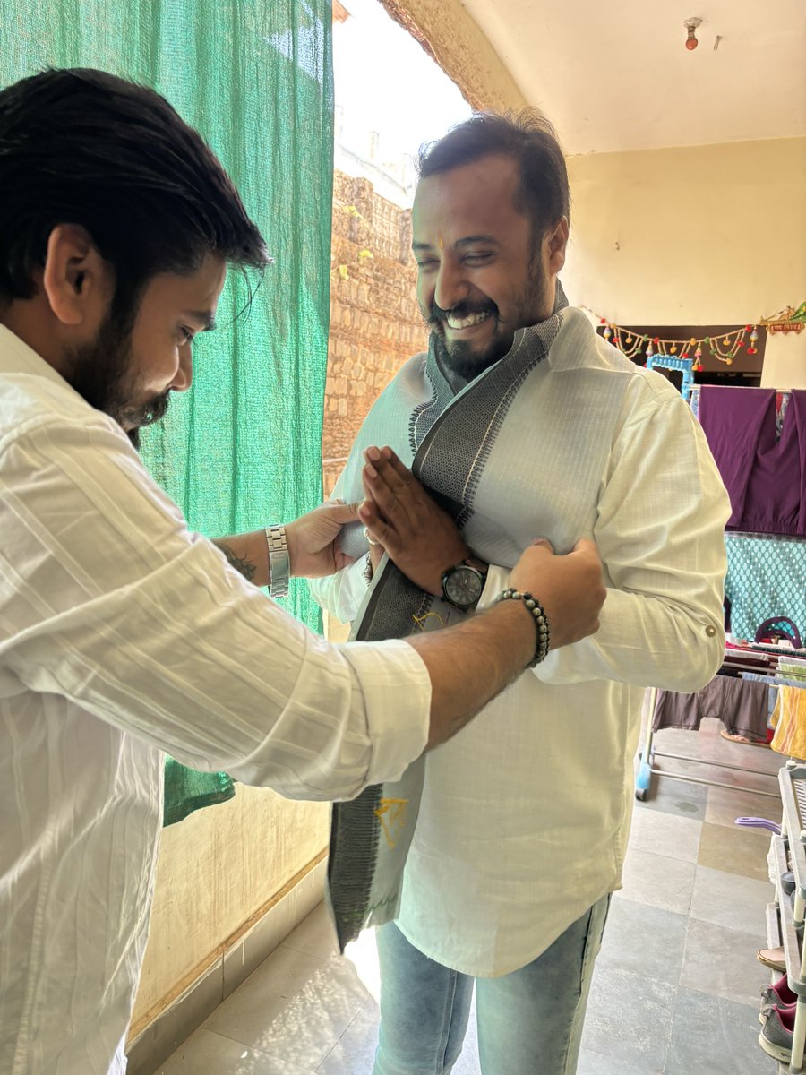 mohitnamdev001's tweet photo. परम आदरणीय, सरल-सहज अपने छोटें भाईयो पर स्नेह रखनें वाले, अपने आर्किटेक्ट की कला से प्रदेश भर में अपनी पहचान ब���ाने वाले, मध्यप्रदेश भाजपा की कार्यालय निर्माण टोली के सदस्य श्री @Gaurav_Gaurish जी भैया को जन्मदिवस की हार्दिक हार्दिक बधाई एवं शुभकामनाएँ 💐💐
.
@BJP4MP https://t.co/w8dxdTj72X
