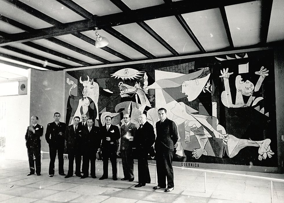 K_Lubakitik's tweet photo. Jose Antonio Agirre Lehendakaria, Eusko Jaurlaritzako kideak eta agintari errepublikarrak Picassoren "Guernica"ren aurrean.

📸 Parisko Nazioarteko Erakusketa, 1937 https://t.co/aQOsp7IGQf