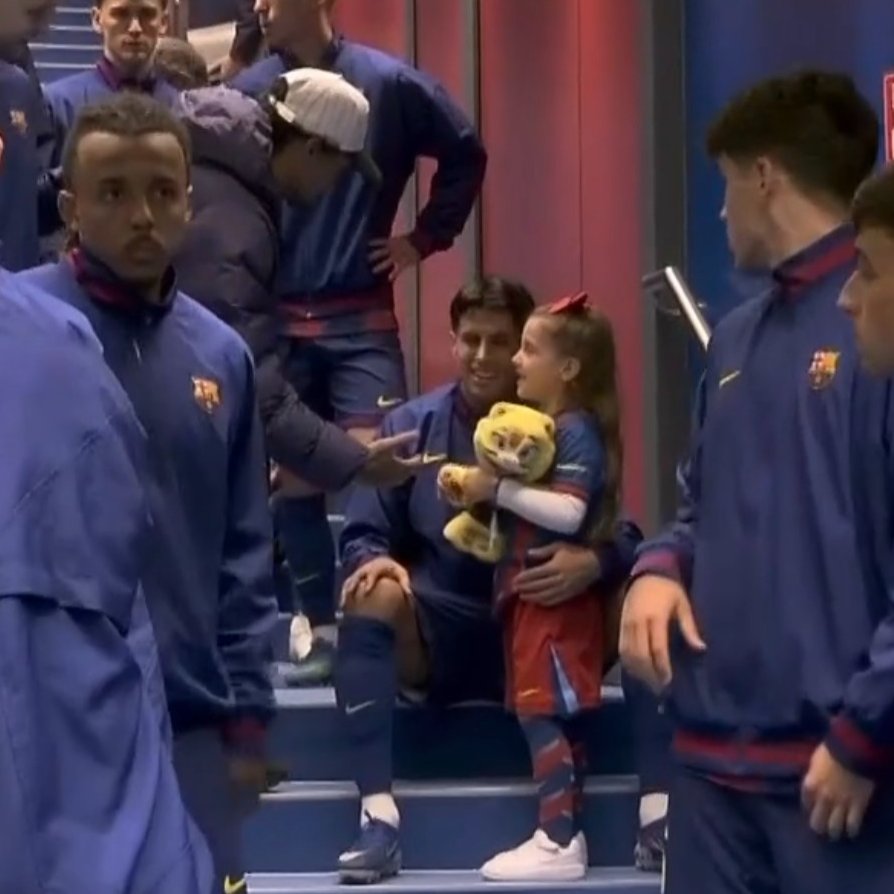 La hija de Cancelo con su peluche de CAT 🐱💙❤️