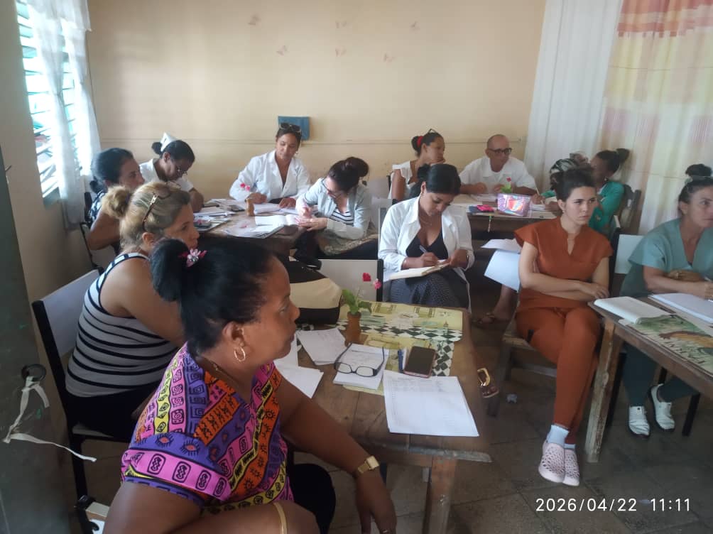 Se reúne en el local del hogar materno de Jagüey Grande la dirección de salud del municipio con los profesionales que atienden el PAMI.
#MatancerosEnVictoria