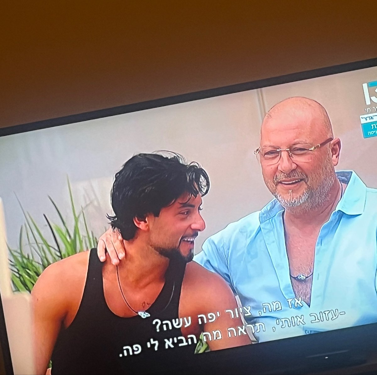 תנו להם מיקרופונים שחורים כורסאות עור ומנה וייסקי ויש לכם פוסקאס