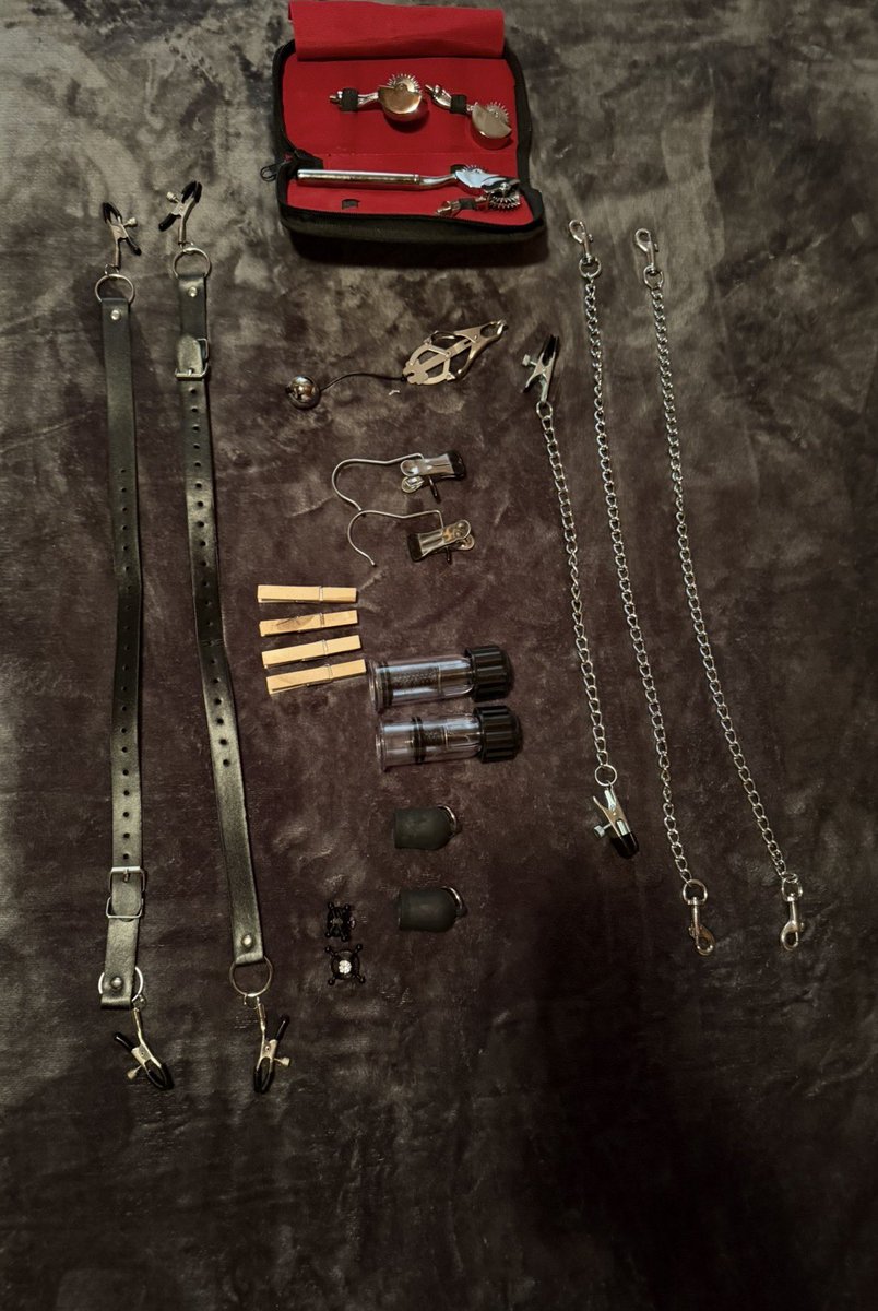 DevotedCurves tweet media