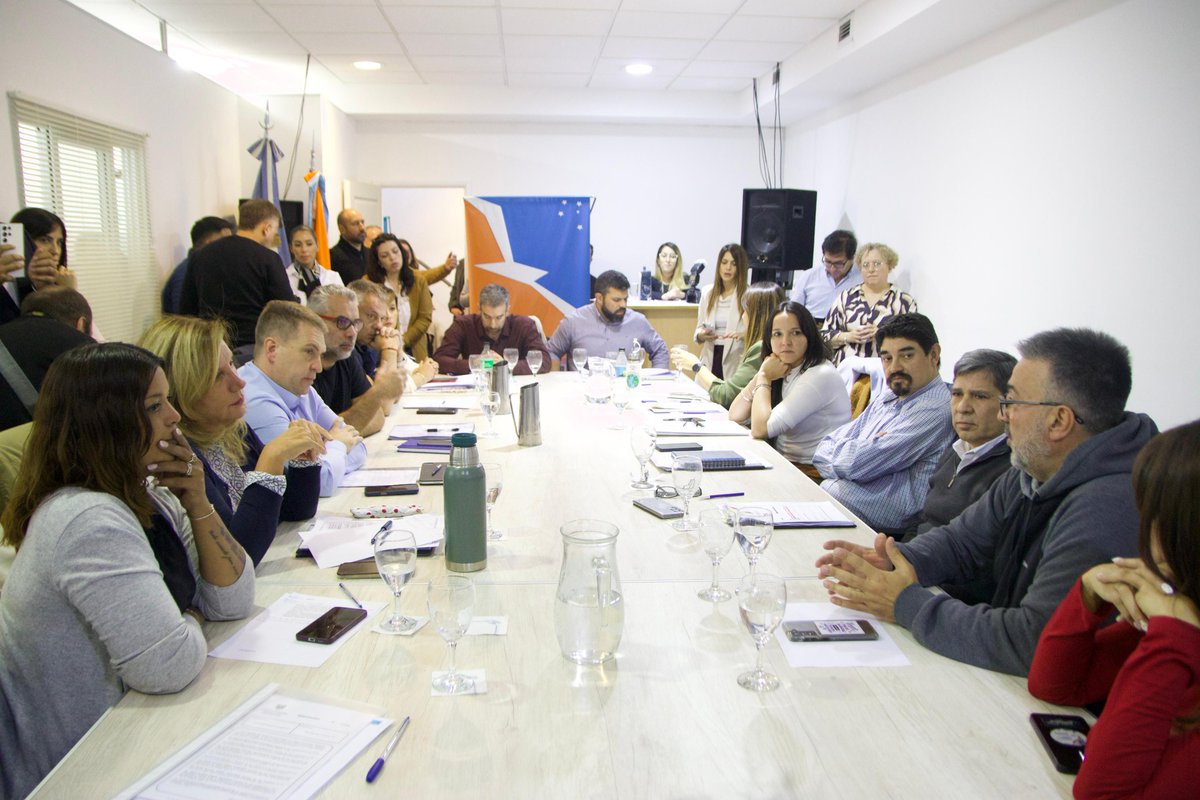 Pino_Ush's tweet image. En la delegación legislativa de Río Grande recibimos a integrantes del SUTEF por la Ley de Financiamiento Educativo.

#proyectos #educación #democracia #jcpinotdf