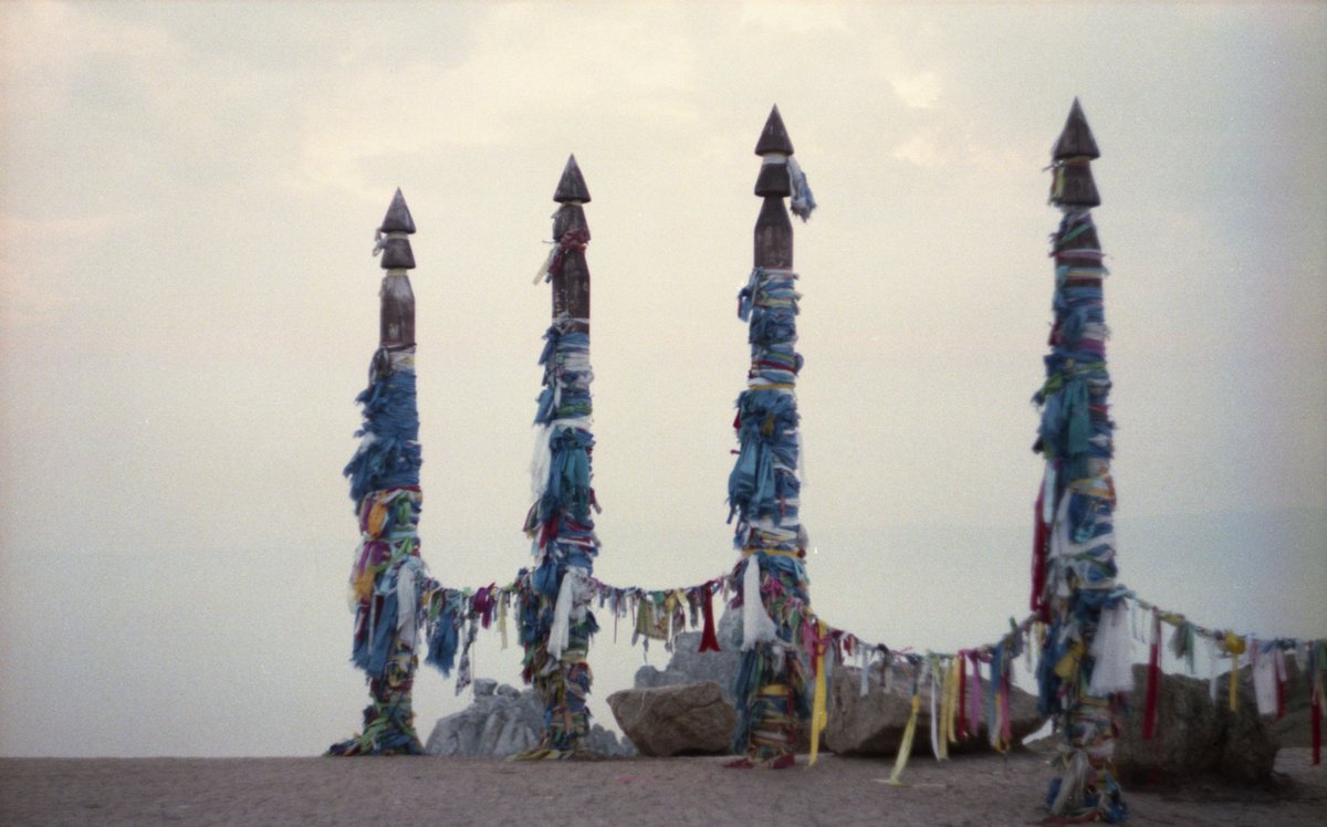 lifezenitfoto's tweet image. Шаманы местных жителей ставят своих идолов. Украшают их, приносят жертвы. Мне интересно фотографировать эти следы верований. Плёна добавляет ощущения открытия, путешествия и неизведанных земель. Очень люблю фотографировать на плёнку.
#filmphoto #idols