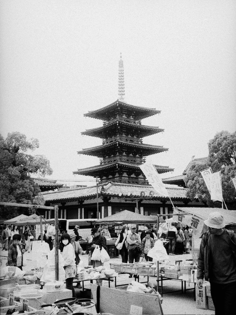 shigeclass's tweet photo. Fragments of a day
#四天王寺 
Fujica Drive
Marix 100
#streetphotography #blackandwhitephotography 
#filmphotography
#ハーフカメラ #marixfilm https://t.co/qsc9SN126I