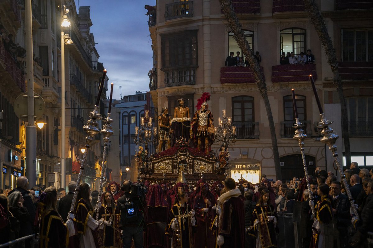 La foto favorita del HM, el cristo al que no quiere sacar y el trono que odia