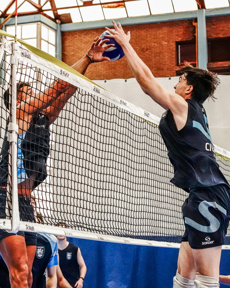 CiudadVoley's tweet image. #DH Vuelve la División de Honor 💙

Arrancamos los entrenamientos y ya nos preparamos para el inicio del Torneo Metropolitano 💪🏻🏐

🗓 1 de mayo
🆚 San Lorenzo

¡Vamos con todo! 
#VamosCiudad 🦅