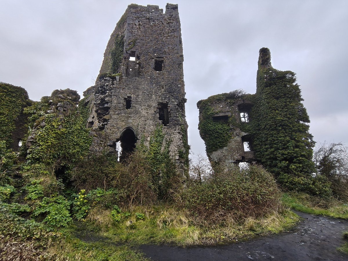 CarraigWear's tweet image. An Irish 'Did you know'... Ireland has an estimated 30,000 castles and ruins. And one of them is on my doorstep! Can you guess what castle this is? #irishcastles #irishhistory #ireland #irish 
Carraigwear.com
