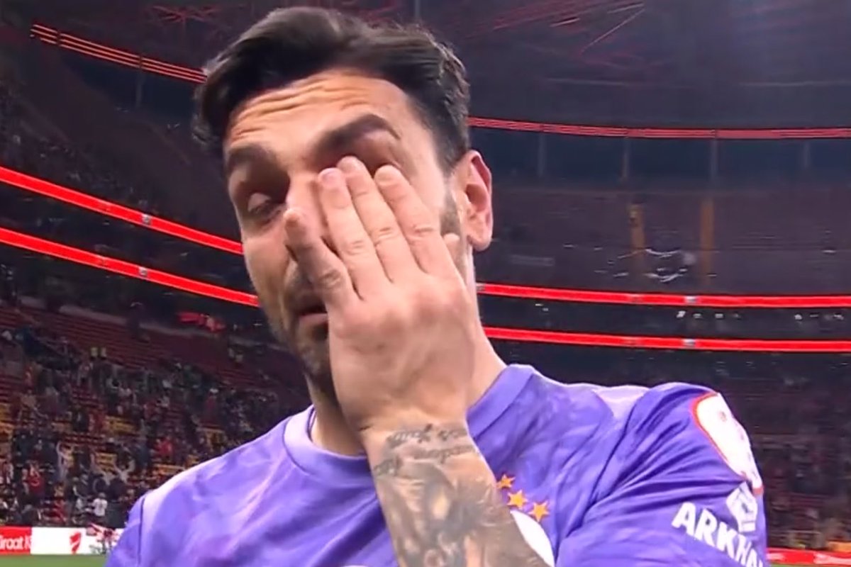 Günay Güvenç hüngür hüngür ağlıyor abi hak etmedi bunu ıslıklamak doğru değildi.