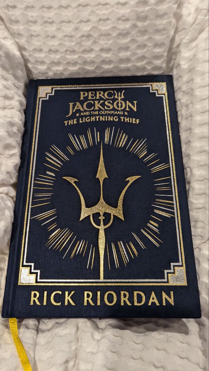 off topic mas era o meu sonho ter essa edição de percy jackson e o ladrão de raios