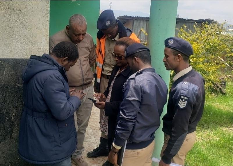 hornafricanguy's tweet photo. 🚨 BREAKING: TARGETED CRACKDOWN IN ADDIS ABABA 🚨

Reports indicate police are conducting stop-and-search operations on mobile phones in Arat Kilo. Numerous young people have reportedly been arrested for downloading/possessing music by Teddy Afro following the release of his new album, Ethiorica.