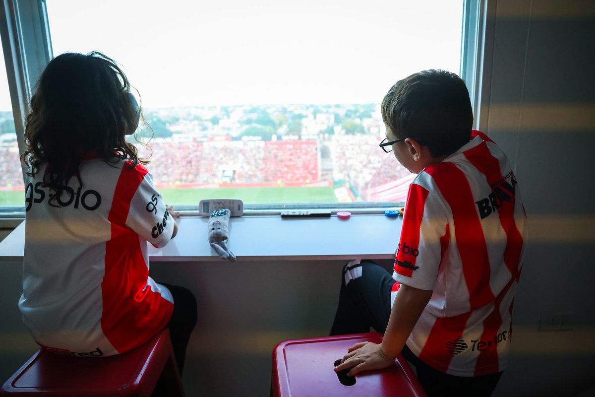 InstitutoACC's tweet photo. 🙌🏻 𝗜𝗻𝘀𝘁𝗶𝘁𝘂𝘁𝗼 𝗰𝗼𝗻𝘀𝗼𝗹𝗶𝗱𝗮 𝘀𝘂 𝗰𝗼𝗺𝗽𝗿𝗼𝗺𝗶𝘀𝗼 𝗶𝗻𝗰𝗹𝘂𝘀𝗶𝘃𝗼: 𝗮𝘀𝗶́ 𝗲𝘀 𝗹𝗮 𝗰𝗮𝗯𝗶𝗻𝗮 𝘀𝗲𝗻𝘀𝗼𝗿𝗶𝗮𝗹 𝗽𝗶𝗼𝗻𝗲𝗿𝗮 𝗲𝗻 𝗲𝗹 𝗳𝘂́𝘁𝗯𝗼𝗹 𝗮𝗿𝗴𝗲𝗻𝘁𝗶𝗻𝗼 🎧

🇦🇹 Nuestro club continúa afianzando la política inclusiva a través del uso permanente de un palco sensorialmente amable, un espacio especialmente diseñado para que niños, niñas y jóvenes dentro del espectro autista puedan disfrutar de los partidos de fútbol en un entorno cuidado, accesible y adaptado a sus necesidades.

🖇 https://t.co/OsXEp8F5pR