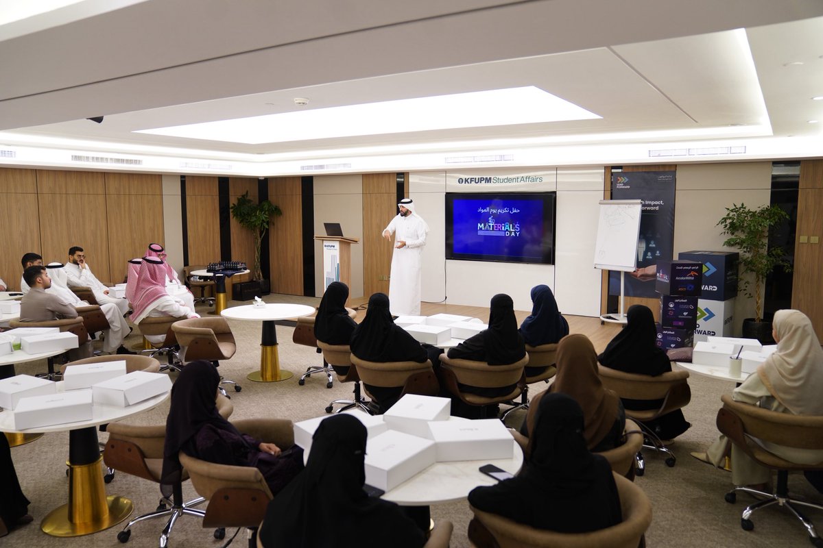MaterialsDay's tweet photo. بجهود طلاب تخصص هندسة المواد، حقق Materials Day حضورًا لافتًا تُوّج باحتفاء عمادة شؤون الطلاب @KFUPM_DSA بالحدث وفريقه ✨
إنجاز يبرز قوة التخصص وروح المبادرة التي يقودها طلابه 🌟
#kfupm https://t.co/yGhSvuR7dJ