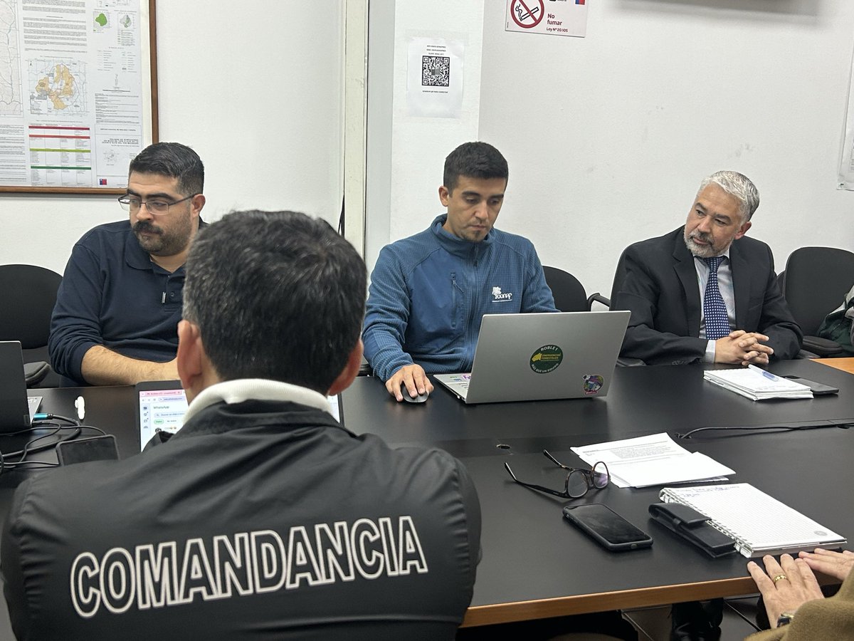 conaf_rm's tweet photo. 🔥🌱Para coordinar acciones en prevención de #IncendiosForestales, el director regional de #CONAF, Mario Pinto, participa en la primera Mesa de Trabajo, convocada por @SenapredRM https://t.co/H83yuGX5Jv