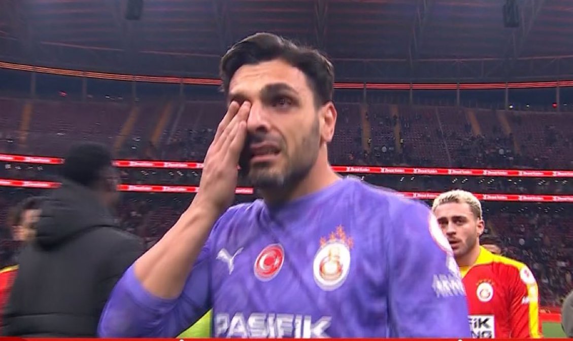 FutsHaberr's tweet photo. Takımda çaycı muamelesi görmemek için Trabzonspor’a dil uzatıp gaz aldığın taraftarın bugün seni ağlatarak soyunma odasına gönderir Günay efendi. Haddini bilerek konuşursun bundan sonra. https://t.co/s5880UUG8y
