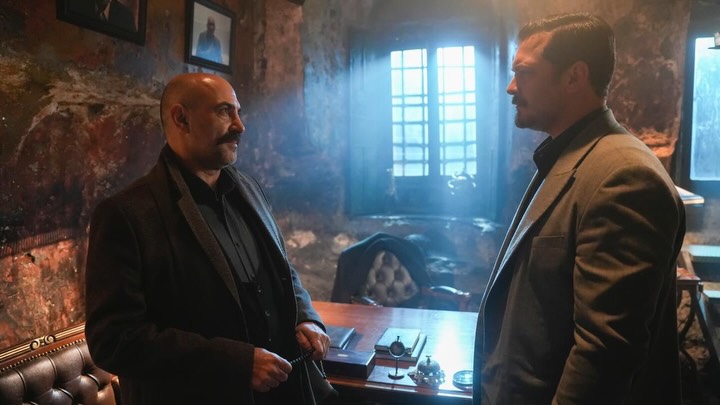 Ölü Yaşar “Eşref Rüya”ya veda ediyor
🔷TİMSBİ Productions imzalı Kanal D'nin fenomen dizisi “Eşref Rüya”, 10 Haziran’da sezon finali yapacak. 🔷Kulislerden sızan bilgiye göre diziye “Ölü Yaşar” karakteriyle katılan başarılı aktör Erol Babaoğlu ekibe veda ediyor, yakında Eşref'ê