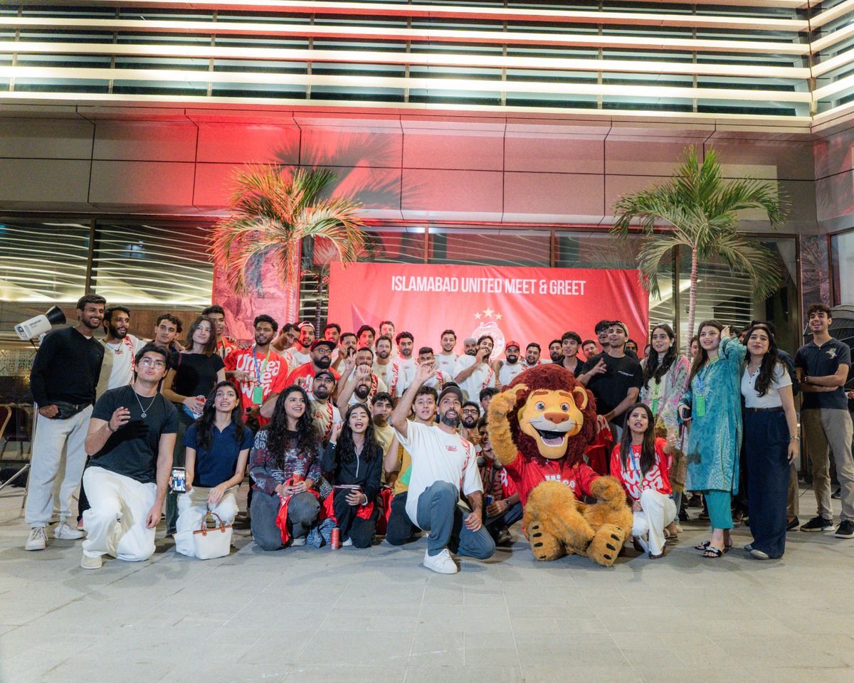 Sherus and their fans together in one frame! So much positive energy under one roof 😍

#UnitedWeMeet