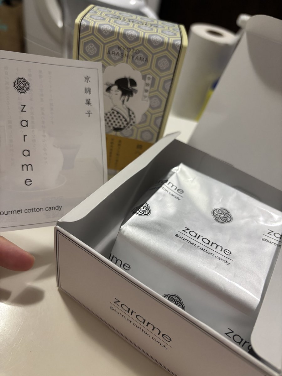 yui_waaa's tweet photo. 一時帰国したときに京都駅の近くでみつけた綿飴。こう言う製品見るたびにつくづく日本ってwowで溢れてるなあって
いまだにホームシック😂 https://t.co/1FKQytp9O1