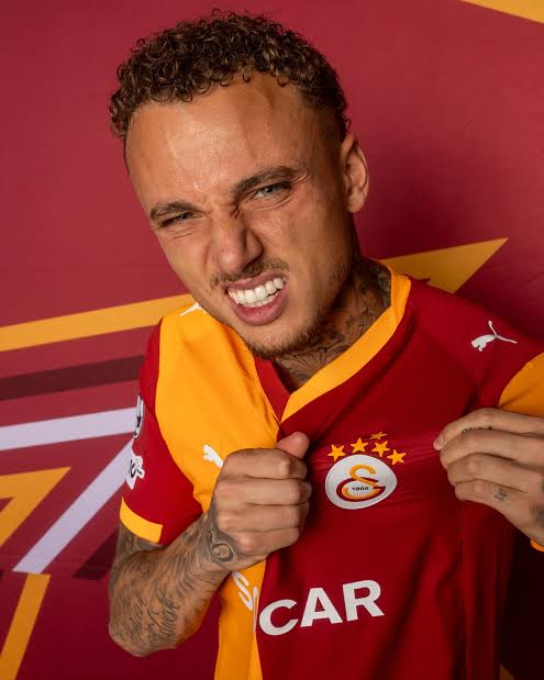 sinyorpep_'s tweet photo. Lang ilk geldiği 2 hafta herkesi mest etmişti, 30 milyon euro verilsin deniyordu… Şimdi sahada koşmayı bırak, yürüyerek top sürecek mecali bile yok. 

Okan Buruk effect. https://t.co/mLGL2pgGS4