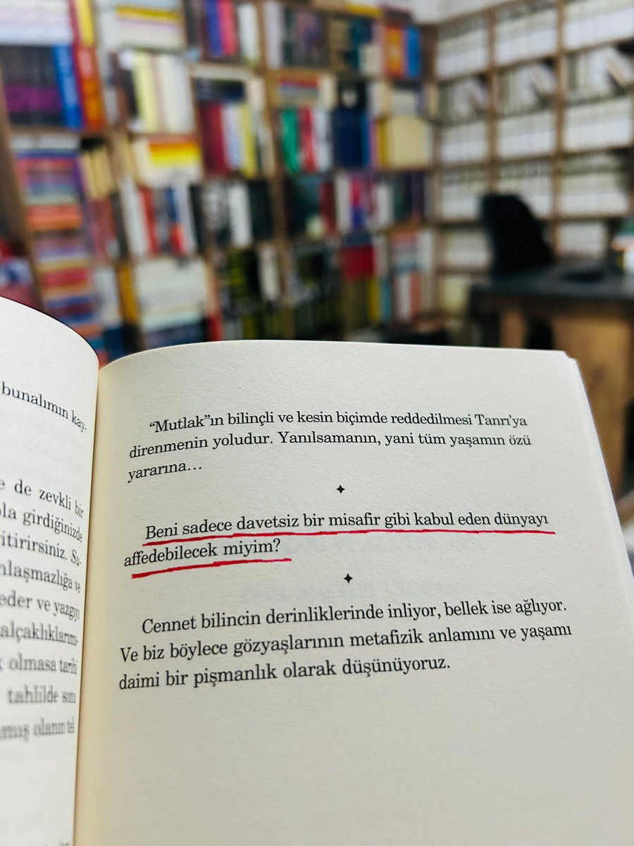 sonkertik's tweet photo. beni sadece davetsiz bir misafir gibi kabul eden dünyayı affedebilecek miyim?

— emil cioran / gözyaşları ve azizlar. s. 77. https://t.co/YBfRG0gow1