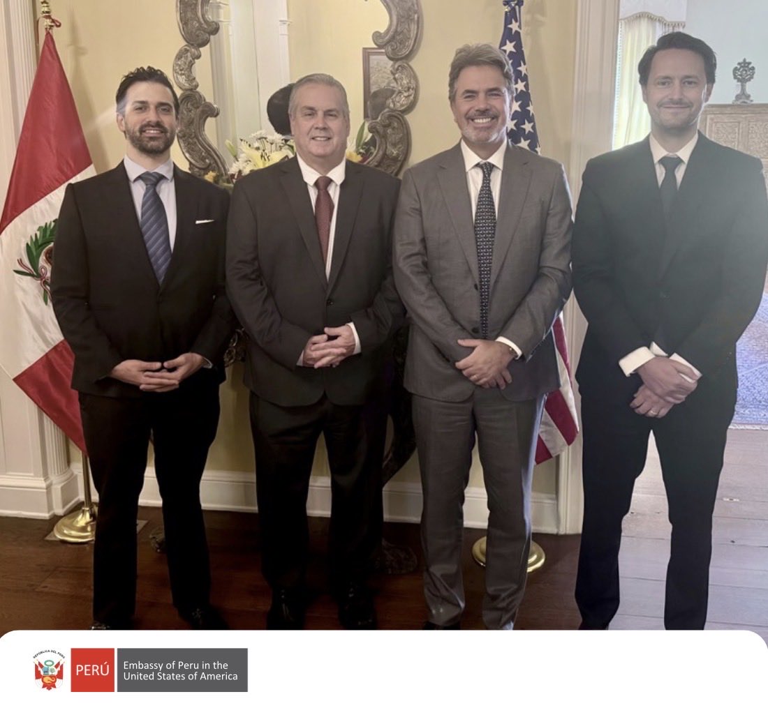 PeruInTheUSA's tweet image. El embajador @aferrerod sostuvo una reunión con Ramon Barua, CEO de @AclaraResources, para analizar los proyectos de inversión de la empresa  para desarrollar infraestructura de procesamiento de tierras raras en EE.UU y dialogar sobre el potencial estratégico del #Perú en estos