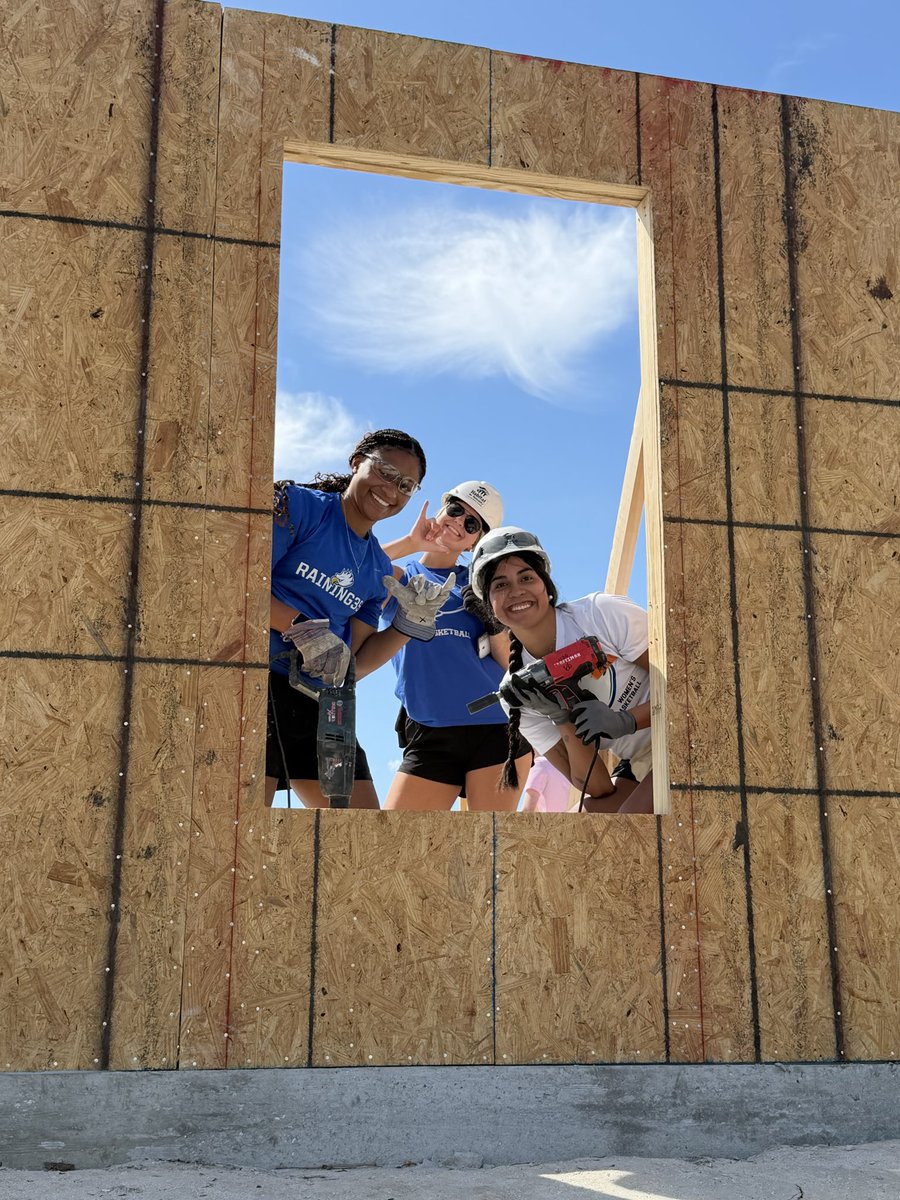 FGCU_WBB's tweet photo. The Nest is our home, and we love helping others build theirs 🦅

Happy to lend @H4HLeeHendry a helping hand today!

#WingsUp https://t.co/LO5NITupHI