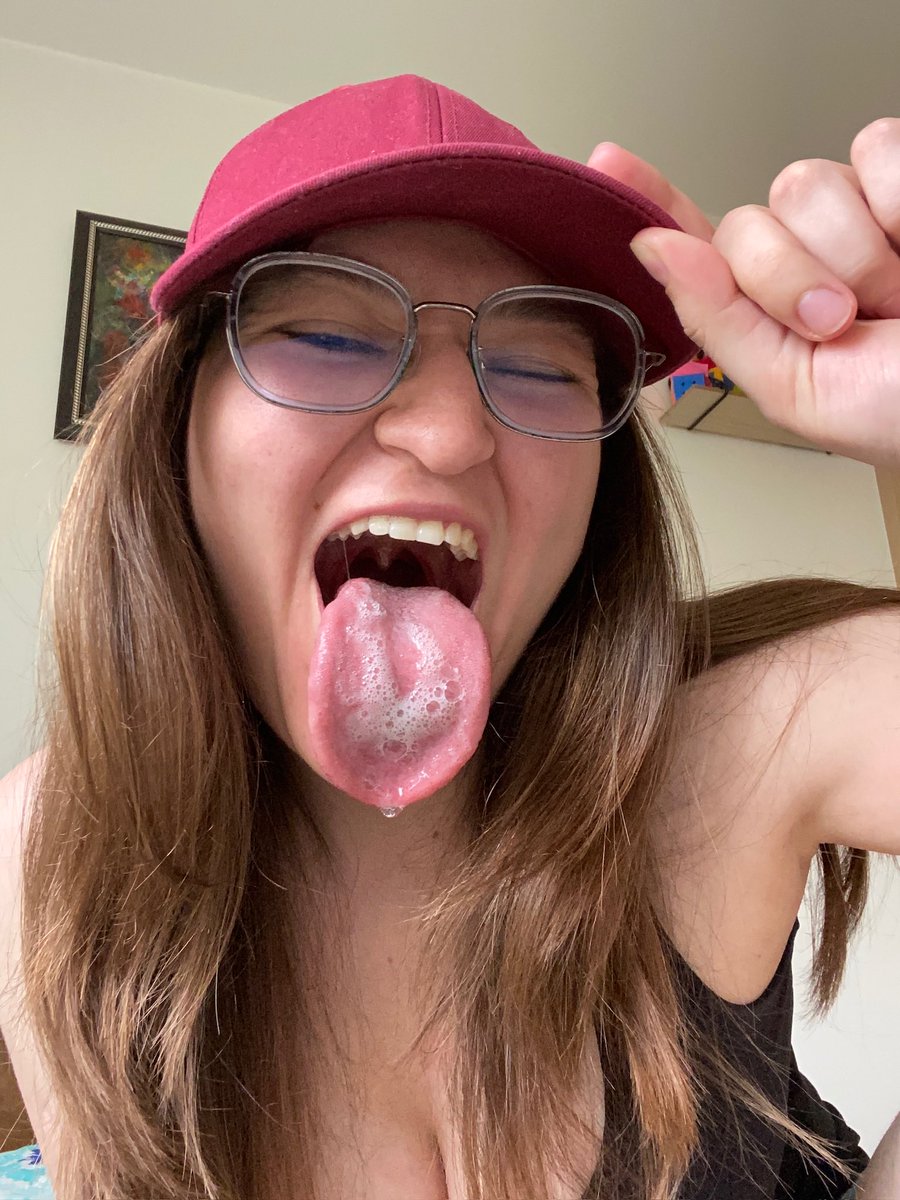 MaryGolding19's tweet image. #longtongue #fyp #spit
