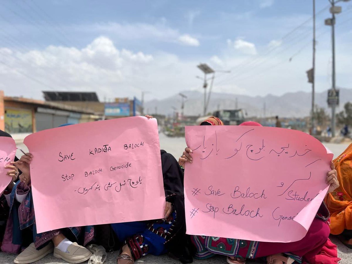 خدیجہ بلوچ بی ایس این ءِ ھپتمی سمسٹر ءِ یک نودربرے ءُچیزے روچاں رند آئیءِ چکاس انت۔خدیجہ دوشی شپ ءِتہاری ءَنرسنگ ھاسٹلءَچہ زورانسری بیگواہ کنگءُچیر اندریں جاگہے دیم دیگ بوتگ ءُدنیگہ کس سرپد کنگ نہ بوتگ کہ آ کجا انت۔
خدیجہ بلوچ ءَھوار کل بندیگ آجو کنگ بہ بنت۔
#ReleaseKhadijaBaloch