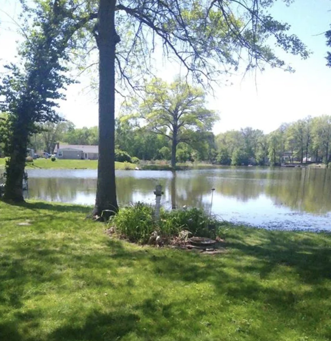 oldhouseunder50's tweet image. $45K. An adorable, move-in-ready #Illinois #cottage with peaceful lakefront views. Comes complete with furniture, art, décor, and appliances—simply unpack and start enjoying. oldhousesunder50k.com/c-1942-lakefro…