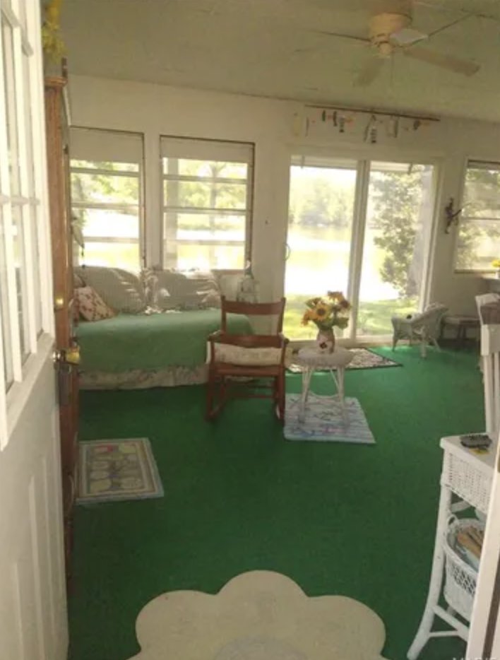 oldhouseunder50's tweet image. $45K. An adorable, move-in-ready #Illinois #cottage with peaceful lakefront views. Comes complete with furniture, art, décor, and appliances—simply unpack and start enjoying. oldhousesunder50k.com/c-1942-lakefro…