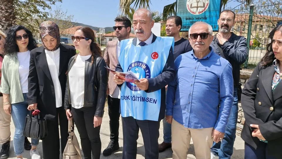 Öğrenci velileri tarafından tehdit edilen öğretmene eğitimciler sahip çıktı anterhaber.com/ogrenci-velile… #bodrum #öğretmen #eğitim #menteşe #tehdit #eğitimsen
