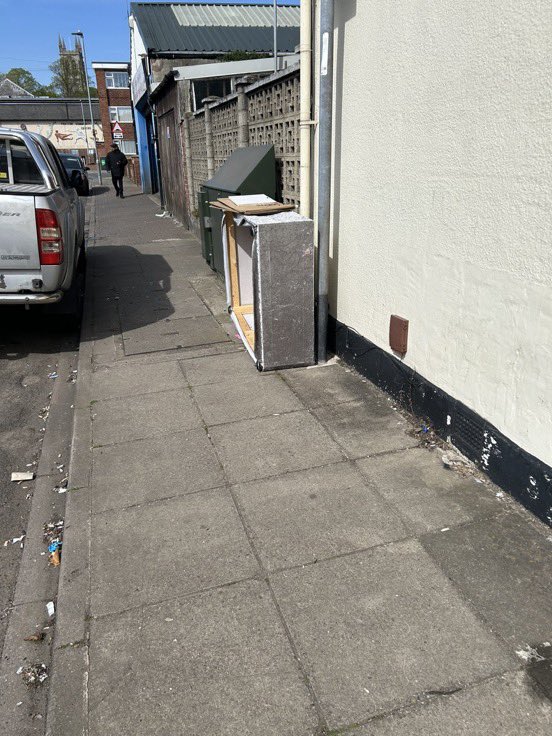 ReformDaily_'s tweet image. 🚪 Jacob Short back out in Fratton - reporting fly-tipping &amp;amp; an abandoned trolley

A constant problem that needs proper enforcement: wardens at key times, CCTV in hotspots - “something I’ve campaigned on for yrs” 💪🏻

🗳️ Vote Reform UK on May 7th

#Fratton #Portsmouth