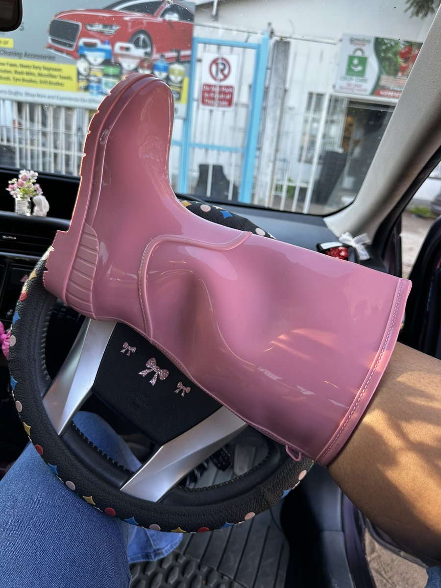 IPMexperts's tweet photo. Lightweight
Ladies gumboots
Only $15
Available in Nude , Pink , blue and black 

Sizes 38-39, 39-40 and 41-42
Come through 

62 livingstone (corner 6th) Avenues Harare

0784882799 https://t.co/2GIWNe4oOl