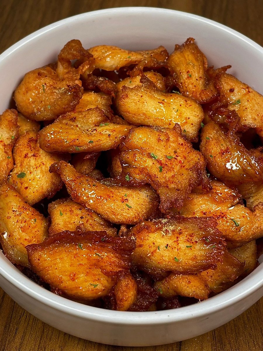 Sdhadbani1's tweet image. Swap junk for joy!  Grilled chicken + roasted veggies + quinoa = 320kcal, 25g protein u0026 10g fiber. Eat clean, feel lean.  #MealPrep #FatLoss #CleanEating